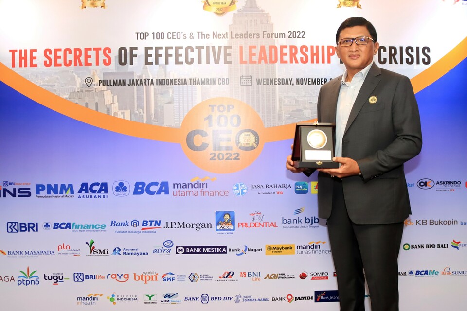 Direktur Utama PT Askrindo, Priyastomo, menerima penghargaan Top 100 CEO 2022 dari Majalah Infobank, Rabu 23 November 2022.