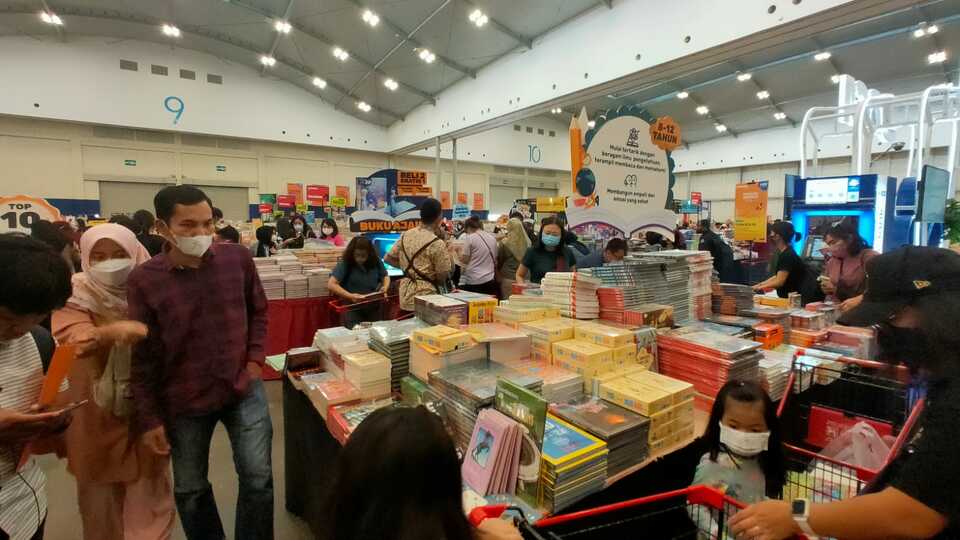 Para pengunjung tengah mencari buku pada pameran Big Bad Wolf Books (BBW) BBW di ICE BSD City Tangerang, Kamis 24 November 2022.