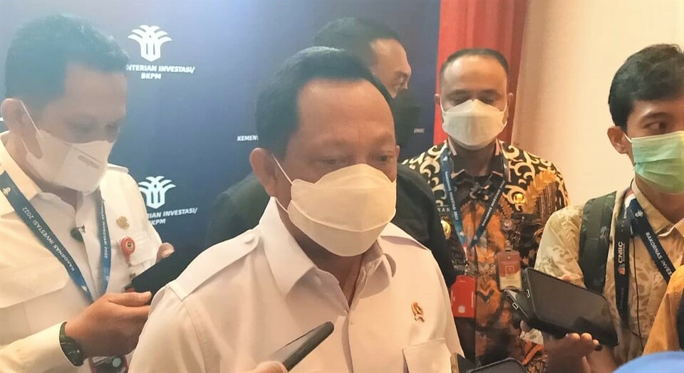 Menteri Dalam Negeri Tito Karnavian usai mengikuti Rapat Koordinasi Nasional Investasi 2022 yang berlangsung secara hibrida di Hotel Ritz Carlton, Jakarta, Rabu, 30 November 2022,