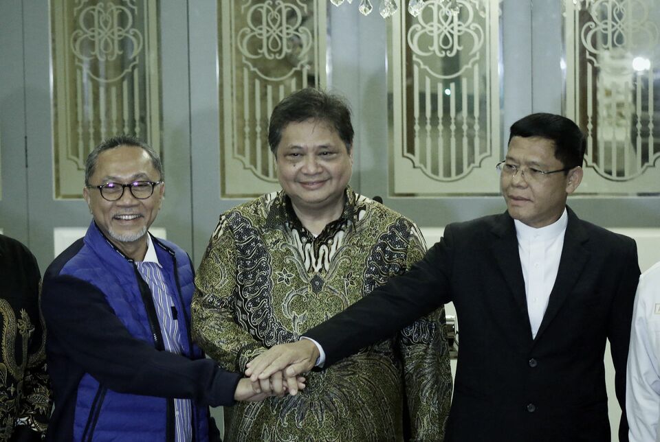Ketua Umum PAN Zulkifli Hasan (kiri), bertumpu tangan dengan Ketua Umum Partai Golkar Airlangga Hartarto (tengah) dan Plt Ketua Umum PPP Mardiono (kanan) pada pertemuan Koalisi Indonesia Bersatu (KIB) di Jakarta, Rabu 30 November 2022.