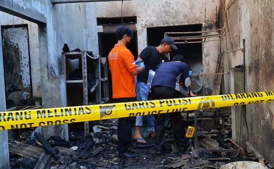 Petugas dari Inafis Polresta Tangerang melakukan olah TKP kebakaran toko laundry di Kabupaten Tangerang. 