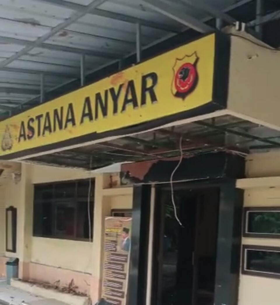 Kerusakan di Polsek Astana Anyar di Bandung akibat bom bunuh diri.