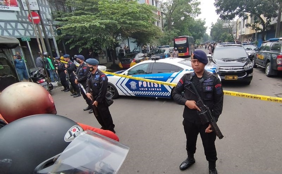 Personel Brimob berjaga di kawasan sekitar Polsek Astanaanyar, Kota Bandung, Jawa Barat, Rabu, 7 Desember 2022.