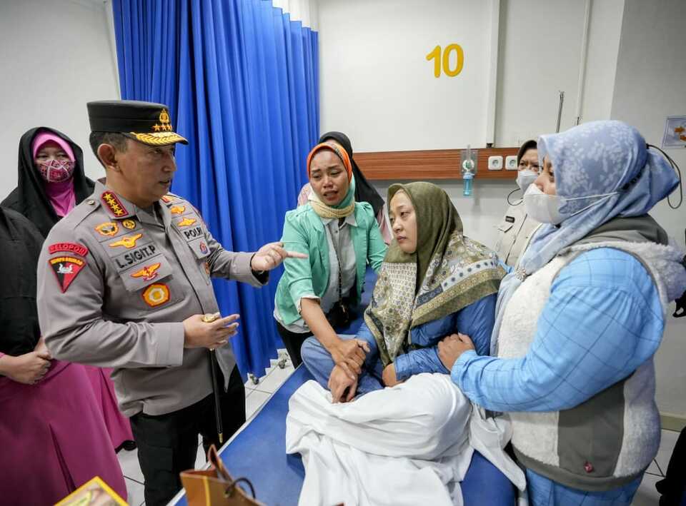 Kapolri Jenderal Pol. Listyo Sigit Prabowo menjenguk masyarakat korban bom bunuh diri di Mapolsek Astanaanyar, Bandung, Jawa Barat di Rumah Sakit Immanuel, Rabu 7 Desember 2022.