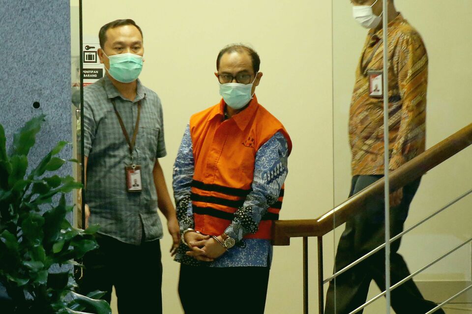 Tersangka kasus dugaan suap penanganan perkara di Mahkamah Agung (MA) Gazalba Saleh berjalan dengan mengenakan rompi tahanan usai menjalani pemeriksaan di gedung KPK Jakarta, Kamis 8 Desember 2022.