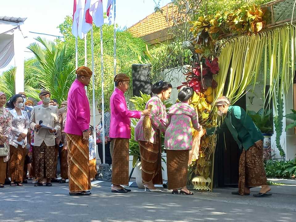 Presiden Joko Widodo bersama keluarga melakukan pemasangan bleketepe dan tradisi tuwuhan jelang pernikahan Kaesang Pangarep.