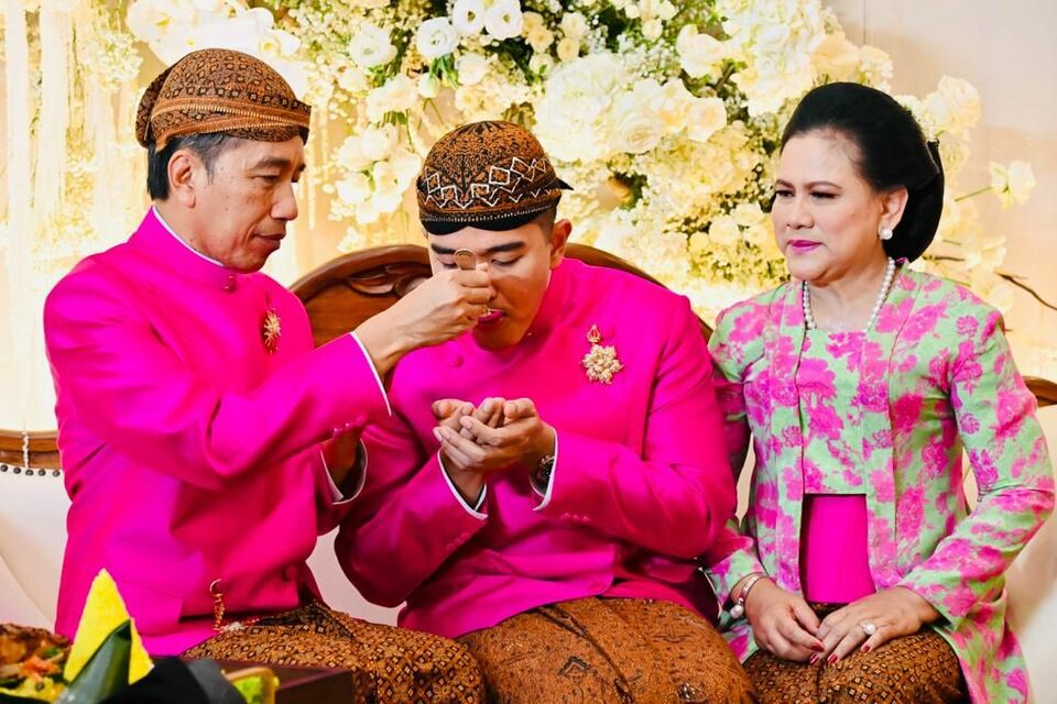 Jokowi, Kaesang, dan Iriana saat menjalani rangkaian prosesi pernikahan di kawasan Sumber, Kota Solo, Jumat, 9 Desember 2022.