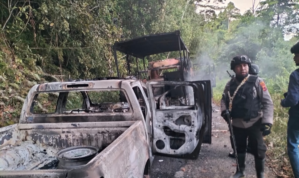 Kondisi dua unit mobil polisi yang dibakar KKB Yapen saat kontak tembak dengan polisi.