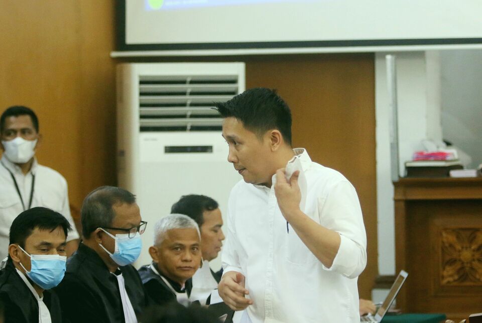 Terdakwa kasus merintangi penyidikan atau obstruction of justice pembunuhan berencana terhadap Brigadir Nopriansyah Yosua Hutabarat (Brigadir J) Chuck Putranto, usai memberikan keterangan sebagai saksi saat sidang untuk Hendra Kurniawan dan Agus Nurpatria pada sidang lanjutan di Pengadilan Negeri Jakarta Selatan, Kamis 15 Desember 2022.