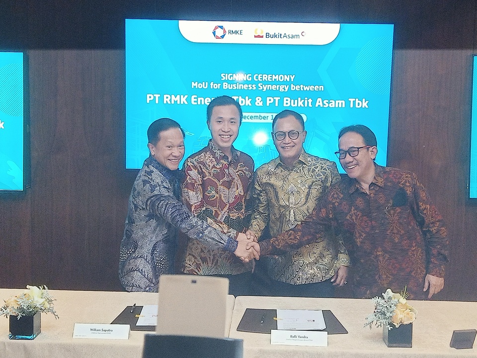 Penandatangan nota kesepahaman atau MoU sinergi bisnis antara PT RMK Energy Tbk (RMKE) dan PT Bukit Asam Tbk (PTBA) di the Residence On Five, Lantai 5, Grand Hyatt Jakarta, Jalan MH Thamrin, Jakarta, Jumat (16/12/2022).