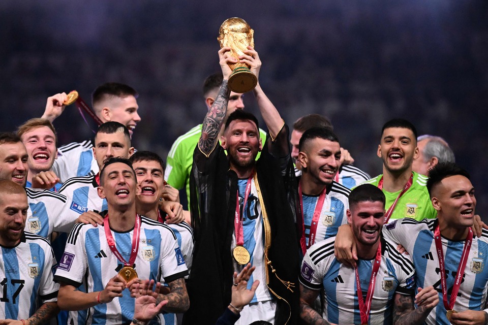 Lionel Messi dan pemain Argentina merayakan sukses meraih trofi Piala Dunia.