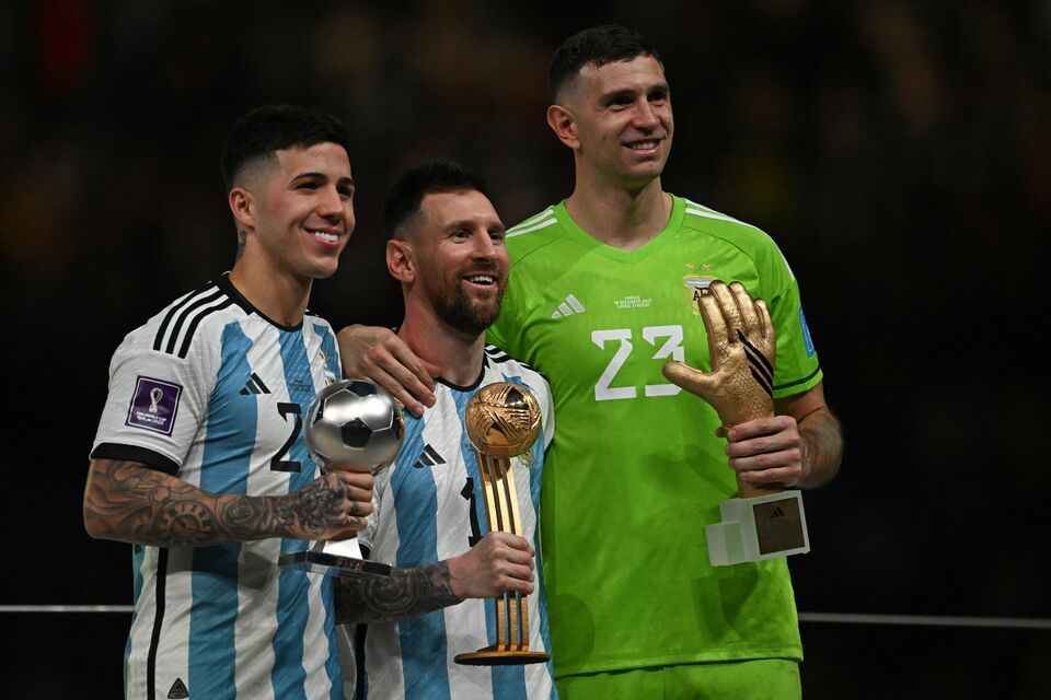 Trio Argentina menjadi yang terbaik di Piala Dunia 2022. Enzo Hernandez (kiri) dengan trofi Pemain Muda Terbaik, Lionel Messi sebagai Pemain Terbaik, dan Penjaga Gawang Terbaik, Emiliano Martinez.