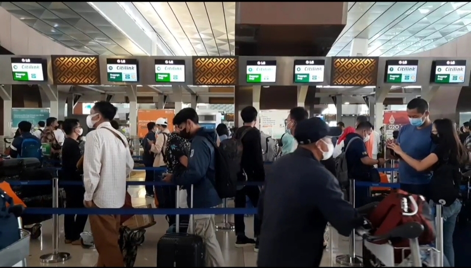 Pada H-6 menjelang perayaan Natal 2022, Bandara Internasional Soekarno Hatta dipadati ribuan calon penumpang pesawat, Senin (19/12/2022).