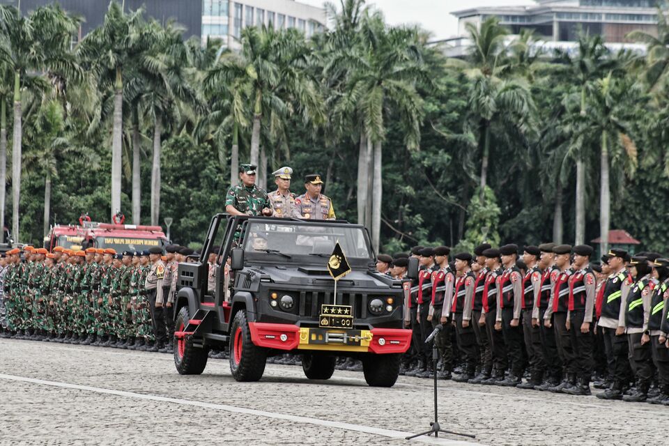 Kapolri Jenderal Pol Listyo Sigit Prabowo (kanan) bersama Panglima TNI Laksamana TNI Yudo Margono (kiri) menginspeksi pasukan saat memimpin apel Gelar Pasukan Operasi Lilin 2022 di Kawasan Monas, Jakarta, Kamis 22 Desember 2022.