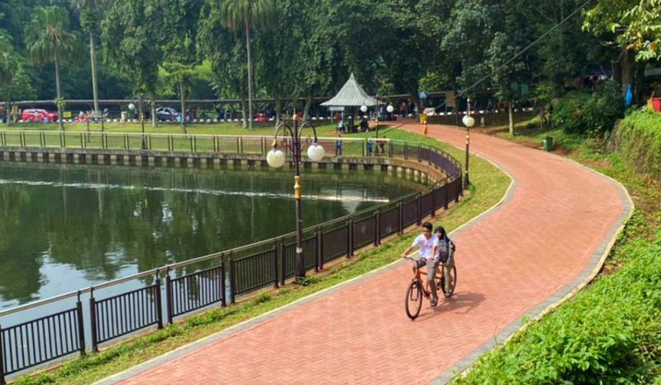 Fasilitas jalur joging di kawasan Taman Margasatwa Ragunan, Jakarta.