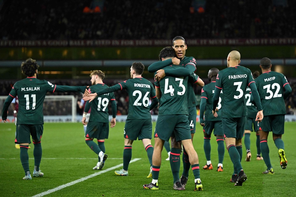 Para pemain Liverpool merayakan gol ke gawang Aston Villa.