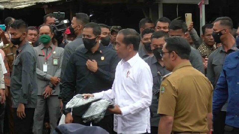 Presiden Joko Widodo (Jokowi) datangi Pasar Terminal, Kelurahan Sukamelang, Kabupaten Subang, Selasa (27/12/2022). Kedatangan Jokowi sesuai dengan agenda melawati beberapa di wilayah Subang.