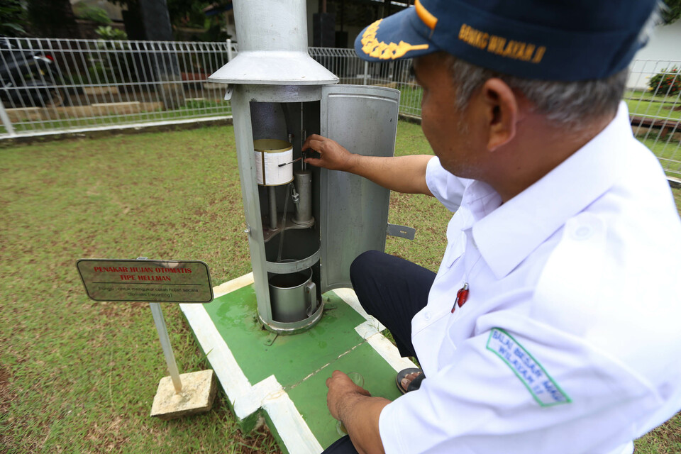 Petugas memantau tingkat curah hujan di Balai Besar Meteorologi Klimatologi dan Geofisika Wilayah II, di Tangerang Selatan, Banten, Rabu, 28 Desember 2022.