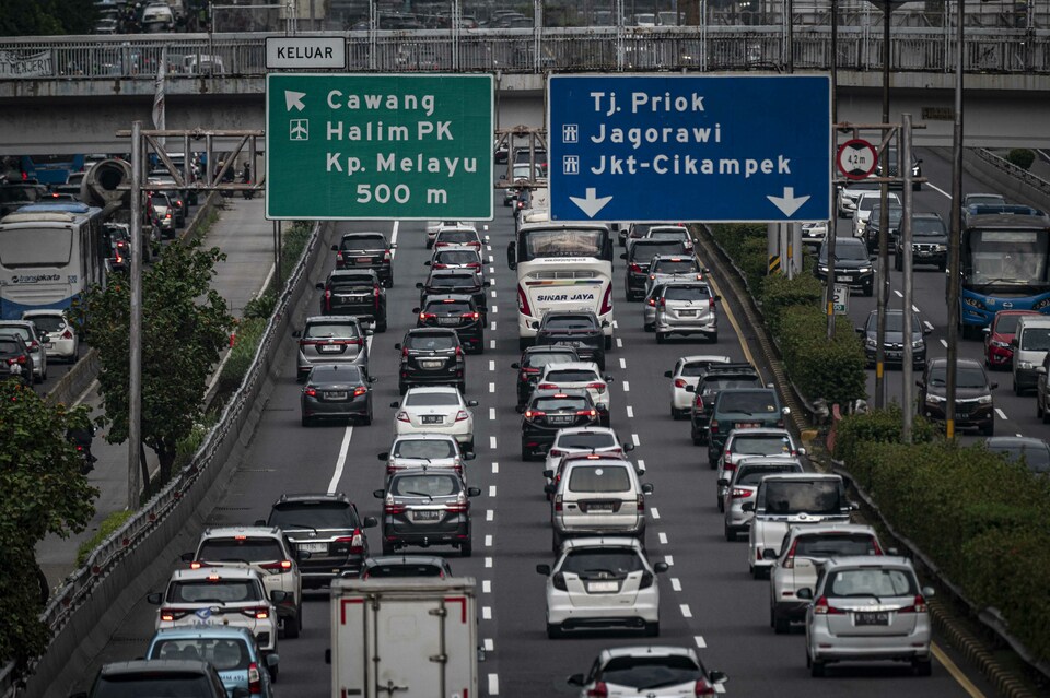 Kendaraan melintas di Tol Dalam Kota yang mengarah ke Tol Cikampek di Jakarta.