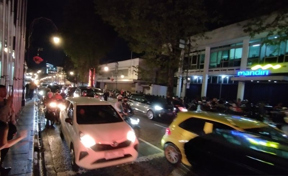 Situasi lalu lintas di Jalan Asia Afrika, Kota Bandung, Jawa Barat, Sabtu, 31 Desember 2022.