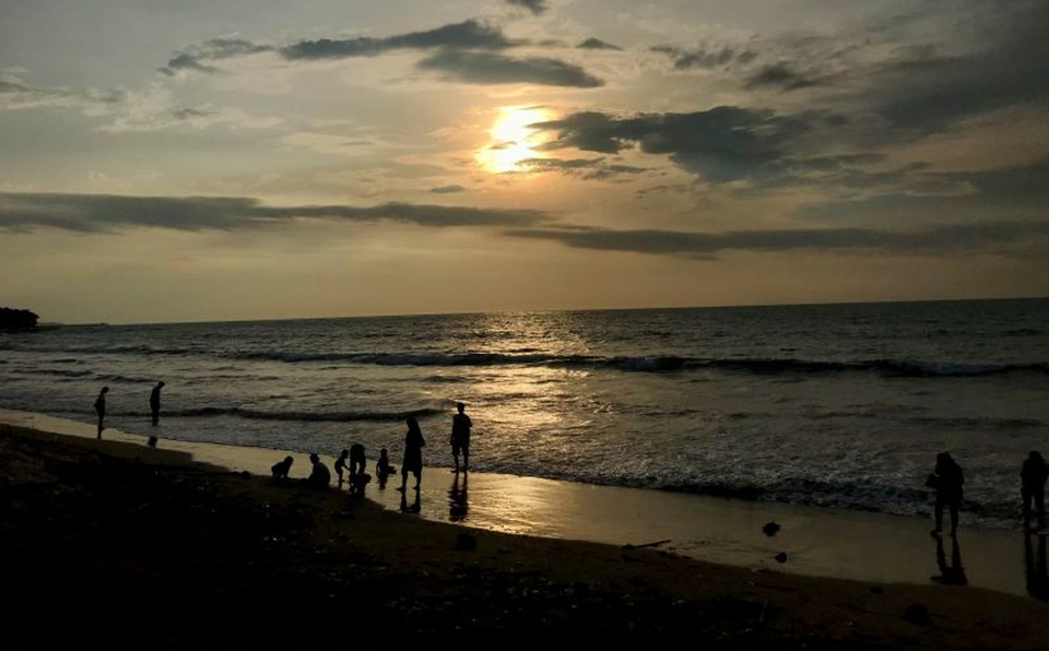 Wisatawan memadati Pantai Kuta, Badung, Bali, Sabtu 31 Desember 2022 guna menikmati senja terakhir pada 2022. 