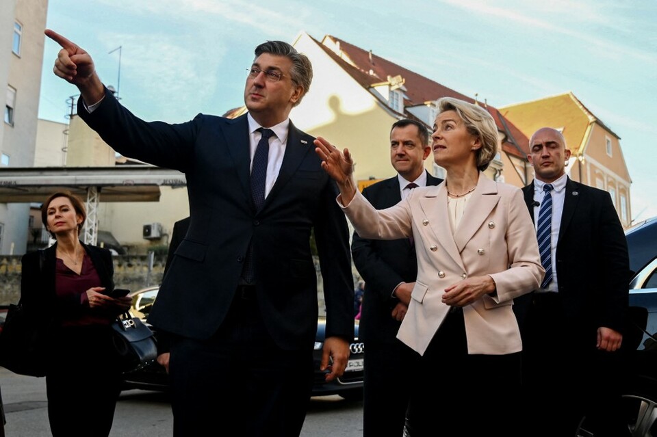 PM Kroasia Andrej Plenkovic dan Presiden Komisi Eropa Ursula von der Leyen berjalan-jalan di Zagreb pada 1 Januari 2023.