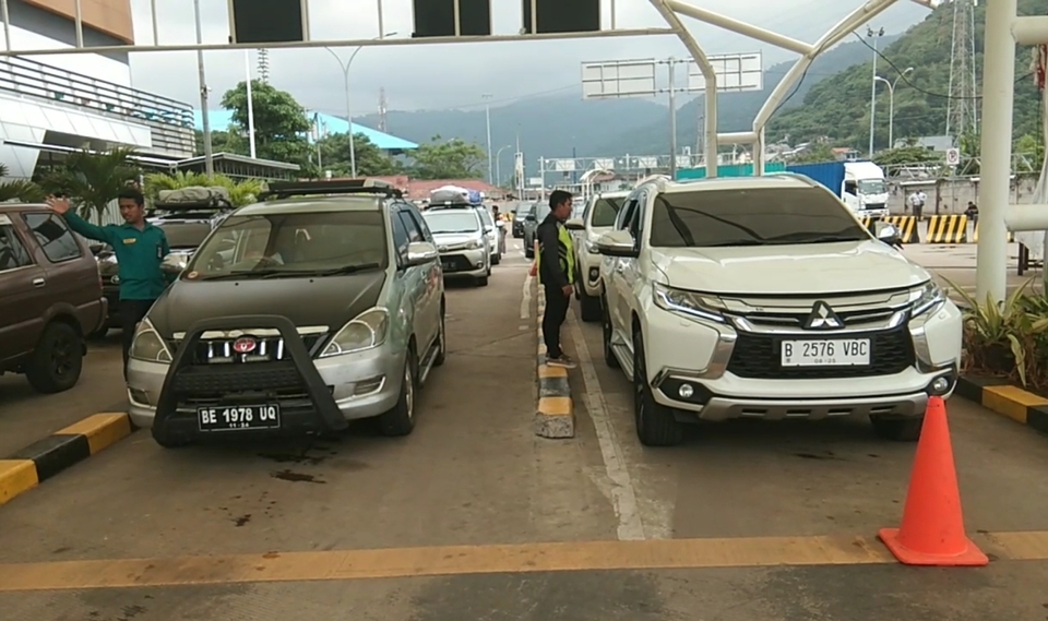 Antrean kendaraan pribadi menumpuk di Pelabuhan Merak, Banten, Senin, 2 Januari 2023.