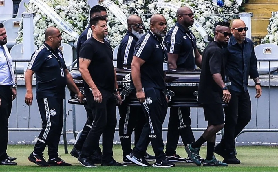 Peti jenazah Pele dibawa ke Stadion Santos.