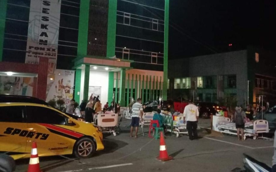 Suasana pasien di RSUD Dok II Jayapura yang diungsikan di halaman parkir karena gempa.