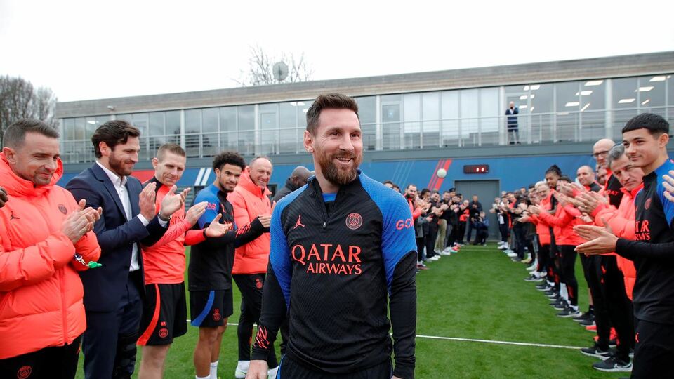 Lionel Messi disambut skuad Paris Saint-Germain (PSG) setelah kembali ke klub Paris itu usai sukses menyabet gelar juara Piala Dunia 2022.