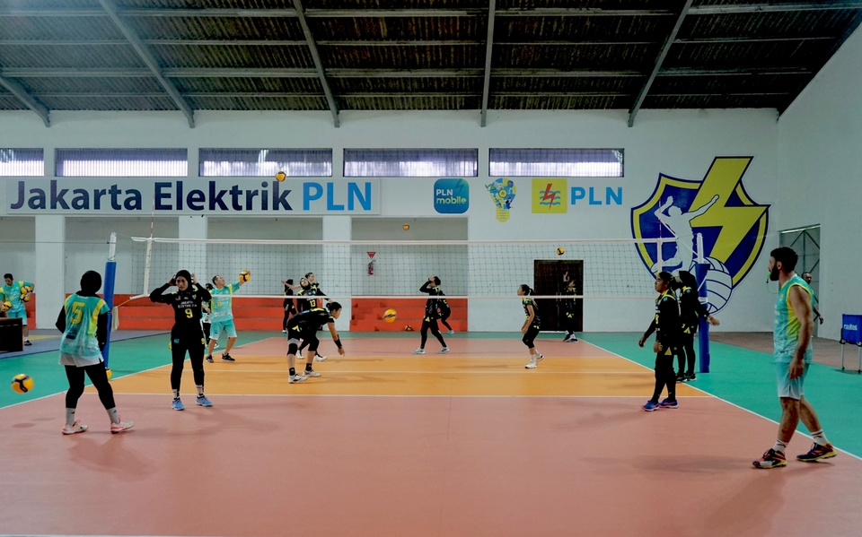 Tim putri Jakarta Elektrik PLN berlatih untuk menghadapi PLN Mobile Proliga 2023.