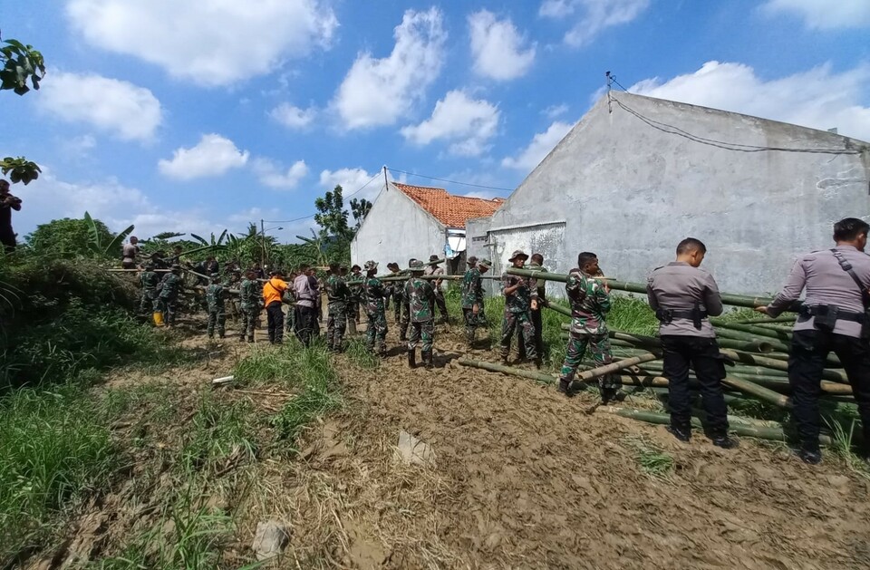 Banjir Bandang Di Semarang, Petugas Kebut Pembuatan Tanggul Darurat ...