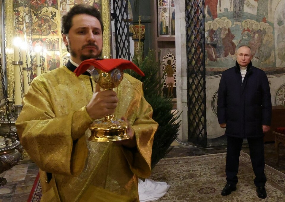 Presiden Rusia Vladimir Putin menghadiri perayaan Natal Ortodoks di Cathedral of the Annunciation di Kremlin di Moskow, pada 6 Januari 2023.