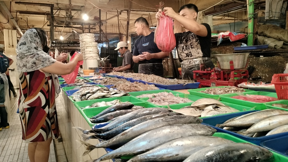 Harga ikan di pasar tradisional Ciledug, Tangerang mengalami kenaikan cukup signifikan imbas cuaca buruk, Senin, 9 Januari 2023.
