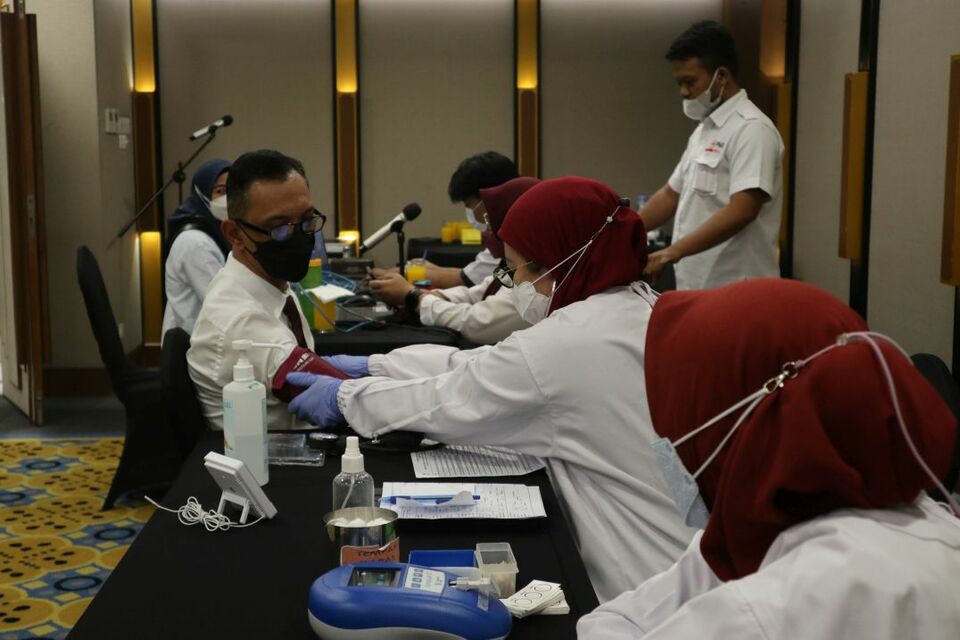 Suasana donor darah dalam rangka HUT eL Hotel Internasional di Bandung, Jawa Barat.