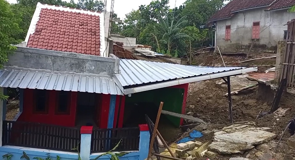 Belasan rumah di Desa Sumberjo, Rembang, Jawa Tengah, rusak akibat bencana tanah bergerak.