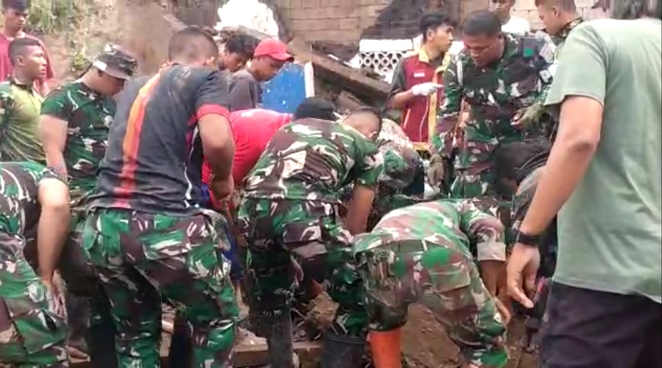 Proses evakuasi Prada Yakis Kogoya, anggota TNI dari Batalyon 312/Kala Hitam yang tertimbun reruntuhan bangunan rusak di lokasi gempa Cianjur. 