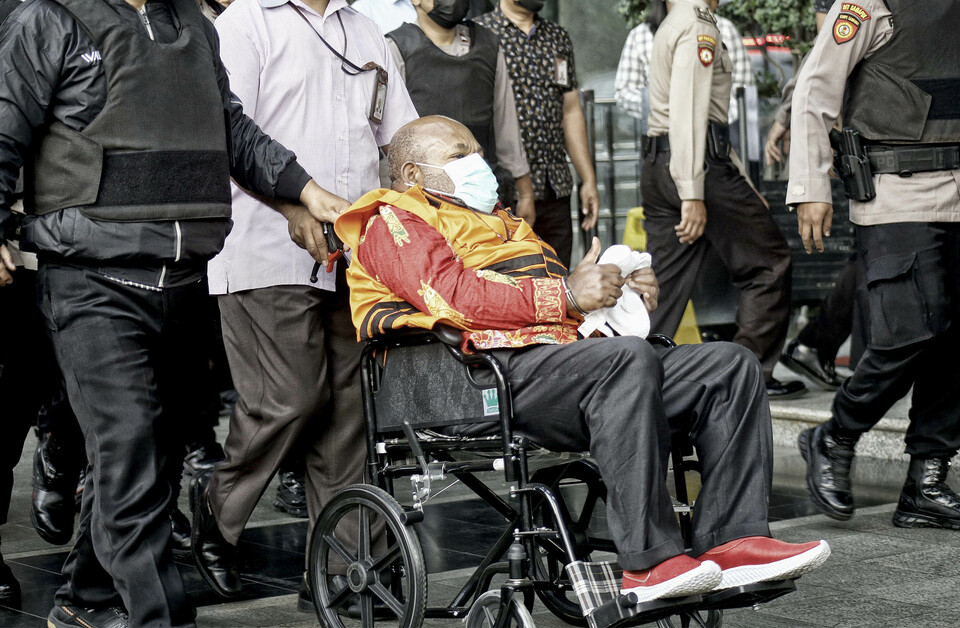 Gubernur Papua Lukas Enembe tiba di Gedung Merah Putih KPK, Jakarta, Kamis 12 Januari 2023.