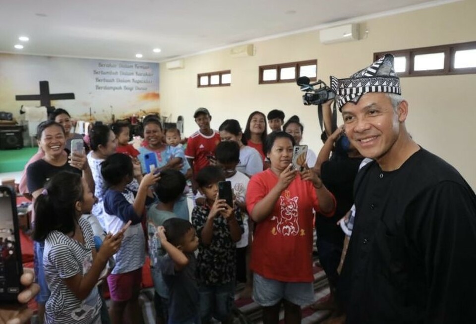 Gubernur Jawa Tengah Ganjar Pranowo saat berkunjung ke gereja yang dijadikan sebagai tempat pengungsian korban banjir di Kabupaten Kudus, Kamis 12 Januari 2023. 