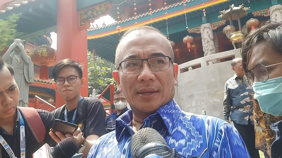 Ketua KPU Hasyim Asy'ari di Kelenteng Kong Miao TMII, Jakarta Timur, Jumat,  13 Januari 2023.