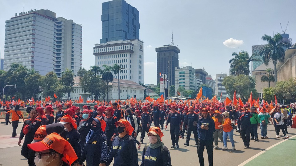 Ribuan buruh yang tergabung dalam Partai Buruh, serikat buruh, dan serikat petani menggelar aksi unjuk rasa di dekat patung kuda Indosat, Jakarta, Jakarta, 14 Januari 2023.