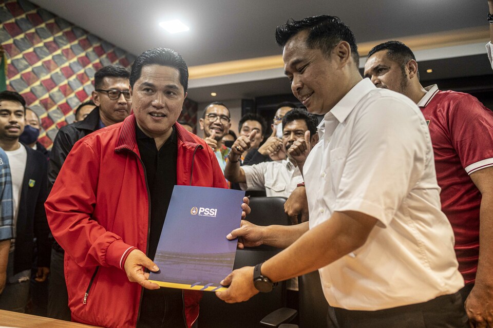 Menteri BUMN Erick Thohir (kiri) menerima berkas dari panitia usai melakukan pendaftaran calon Ketua Umum PSSI periode 2023-2027 di Kantor PSSI, GBK Arena, Senayan, Jakarta, Minggu, 15 Januari 2023.