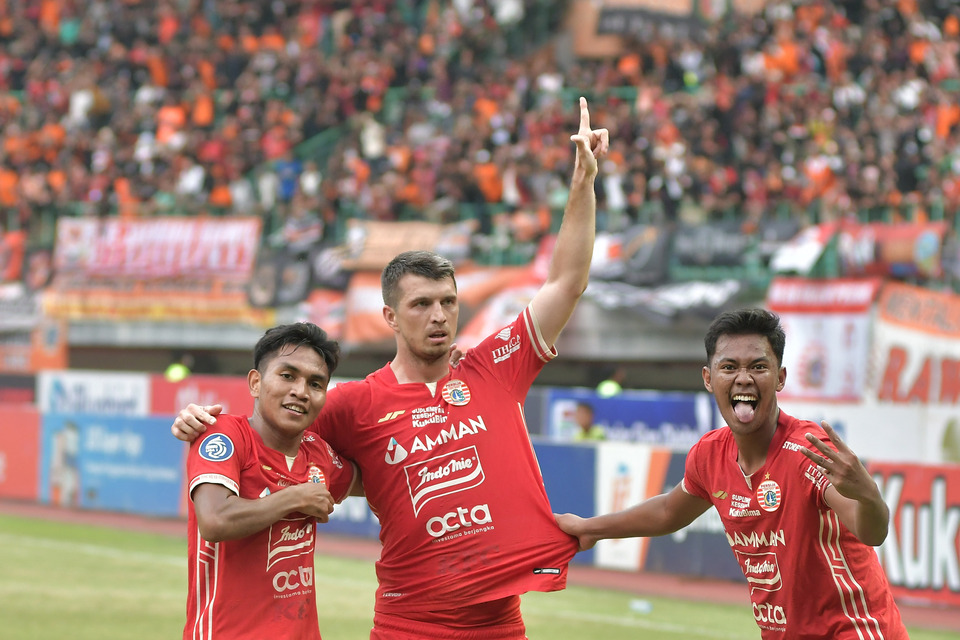 Pesepak bola Persija Jakarta Ondrej Kudela (tengah) melakukan selebrasi bersama rekannya seusai mencetak gol ketiga ke gawang Bali United FC pada pertandingan Liga 1 di Stadion Patriot Chandrabhaga, Bekasi, Jawa Barat, Minggu 15 Januari 2023.
