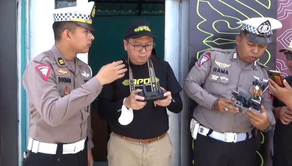Ditlantas Polda Jateng lakukan uji coba pemantauan pelanggaran lalu lintas melalui kamera atas (drone), Minggu 15 Januari 2023.