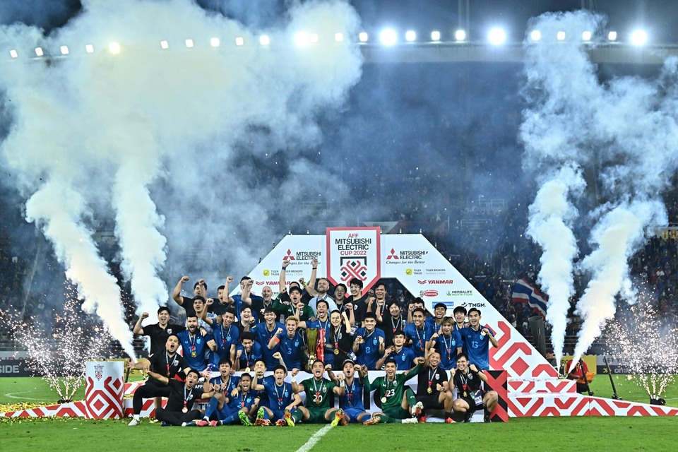 Timnas Thailand menjuarai Piala AFF 2022 setelah mengalahkan Vietnam 1-0 di leg kedua babak final di Stadion Thammasat, Bangkok pada Senin 16 Januari 2023. Pada leg pertama di Hanoi, Thailand menahan seri 2-2 Vietnam.