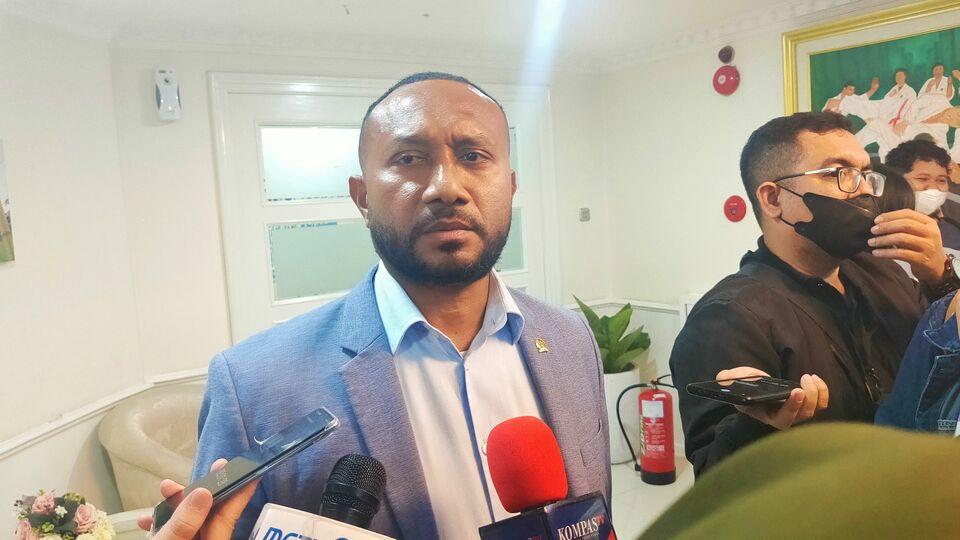Manajer Persipura Jayapura, Yan Mandenas.