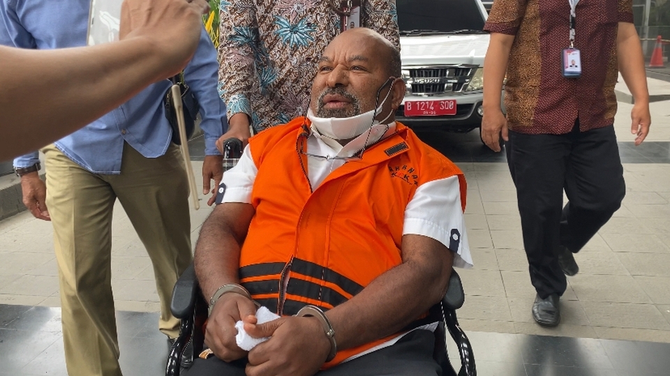 Gubernur nonaktif Papua, Lukas Enembe tiba di Gedung KPK, Jakarta untuk menjalani pemeriksaan, Selasa, 17 Januari 2023.