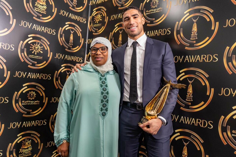 Achraf Hakimi bersama ibunya di acara Joy Awards di Riyadh, Arab Saudi.