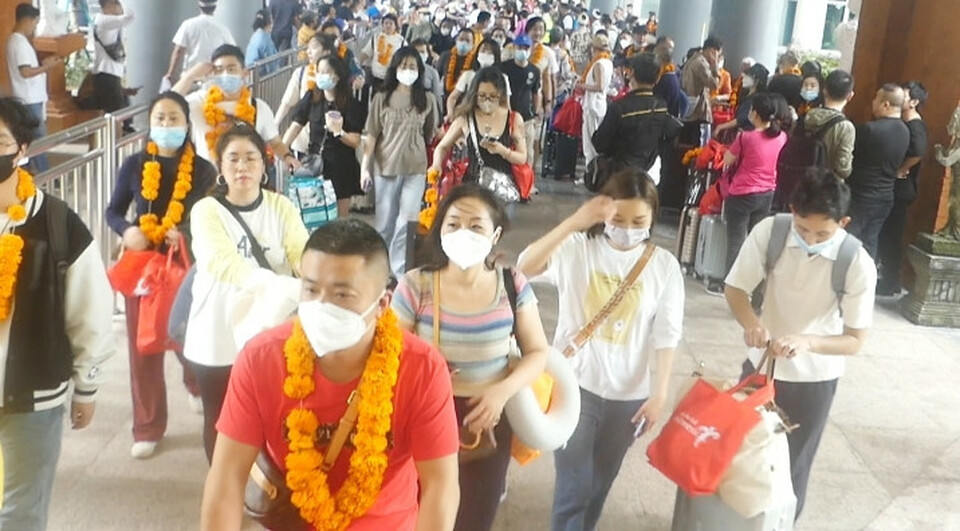 Ratusan wisatawan mancanegara (Wisman) asal Tiongkok tiba di Bandara Internasional Ngurah Rai Bali, Minggu, 22 Januari 2023.