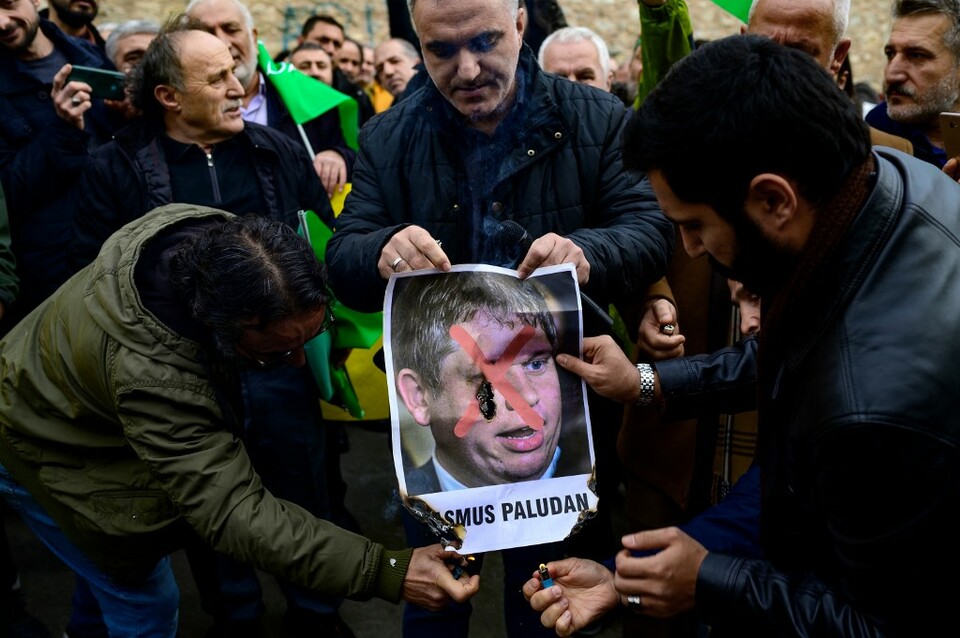 Pengunjuk rasa Turki membakar potret Rasmus Paludan, pemimpin partai politik sayap kanan Garis Keras Swedia yang membakar salinan Alquran di Stockholm, di depan Konsulat Jenderal Swedia di Istanbul pada 22 Januari 2023.